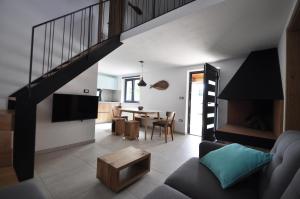 ein Wohnzimmer mit einer Treppe und einem Tisch in der Unterkunft Casa Fogoler Fažana in Peroj