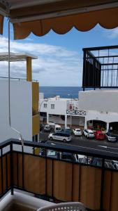 ein Balkon mit Blick auf einen Parkplatz in der Unterkunft Casa Laura Vivienda Vacacional in Los Cristianos