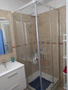 eine Dusche mit Glastür im Badezimmer in der Unterkunft Casa Laura Vivienda Vacacional in Los Cristianos