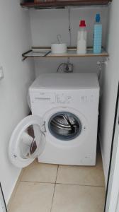 eine weiße Waschmaschine in einem kleinen Raum in der Unterkunft Casa Laura Vivienda Vacacional in Los Cristianos