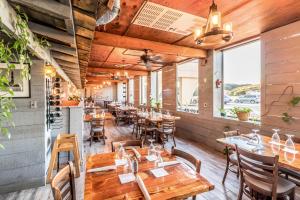 un restaurante con mesas y sillas de madera en Crystal Coast Oceanfront Hotel, en Pine Knoll Shores