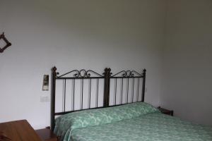 A bed or beds in a room at Il Castello sul Lago