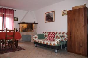 A seating area at Il Castello sul Lago
