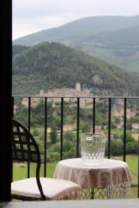 ArroneにあるIl Castello sul Lagoのガラスの花瓶