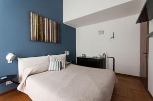 Fancy Blue Duomo Duplex Apartement tesisinde bir odada yatak veya yataklar