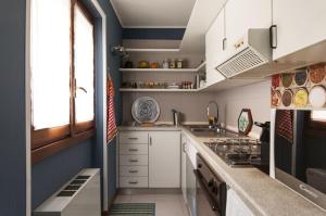 Virtuvė arba virtuvėlė apgyvendinimo įstaigoje Fancy Blue Duomo Duplex Apartement