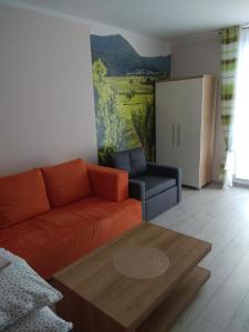 Una sala de estar con un sofá y una mesa de café. en Apartament Winnica Centrum, en Zielona Góra 4 fotos más