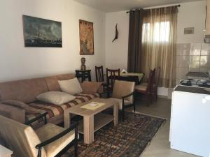 uma sala de estar com um sofá e uma mesa em Guest house Duletic em Budva