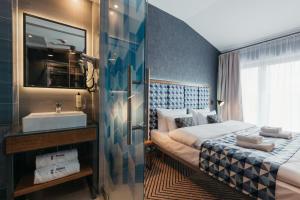Pokój hotelowy z łóżkiem i umywalką w obiekcie Avena Boutique Hotel by Artery Hotels w Krakowie