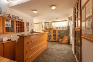 - une cuisine avec un comptoir et une chaise dans une pièce dans l'établissement Kardamena Holiday Apartments, à Kardamaina