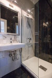 ein Bad mit einer Dusche, einem Waschbecken und einem Spiegel in der Unterkunft Soleil Luxury Rooms Old town in Dubrovnik
