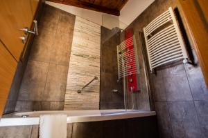 a bathroom with a shower with a glass door at Bahia Paraiso Apart & Suites in San Carlos de Bariloche +154 photos
