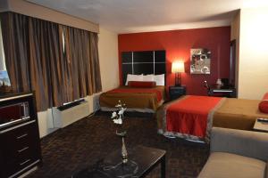 En eller flere senger på et rom på Harbor Inn & Suites Oceanside