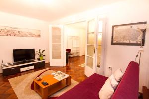 sala de estar con sofá y TV en B Apartments - Apartment Bastion, en Timisoara