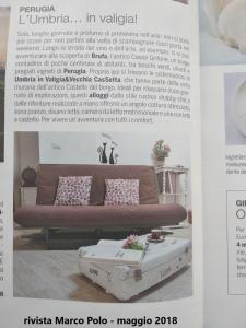 eine Zeitschriftenseite mit einer Couch im Wohnzimmer in der Unterkunft Umbria in Valigia&Vecchia CasSetta in Perugia