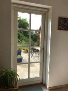 una puerta abierta con vistas a un patio en Tranum Lys og Glas, en Brovst