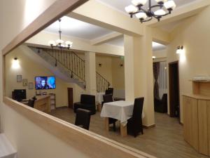 a dining room and living room with a table and chairs at Casa Daomi in Deva