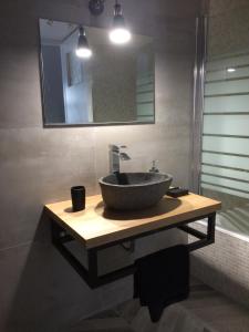 een badkamer met een wastafel en een spiegel bij Anais apartment in Preveza