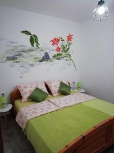 1 dormitorio con 1 cama y una pintura en la pared en Punta, en Pula