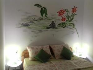 1 dormitorio con 1 cama con una pintura en la pared en Punta, en Pula