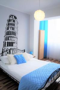 a bedroom with a bed with a statue of the leaning tower at Dolce Vita in Gdańsk