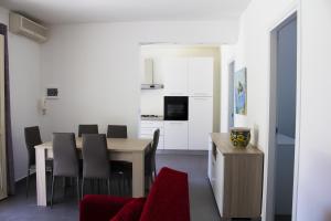 Uma TV ou centro de entretenimento em The Green Seaside
