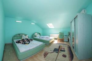 Pokój z 2 łóżkami i niebieskim sufitem w obiekcie Mi Sian Mura w mieście Lugoj