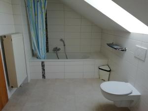 Phòng tắm tại Ferienwohnung am Torbogen