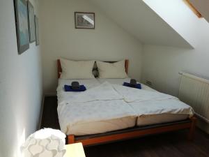 Un pat sau paturi într-o cameră la Ferienwohnung am Torbogen