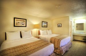 En eller flere senger på et rom på Roadrunner Lodge Motel
