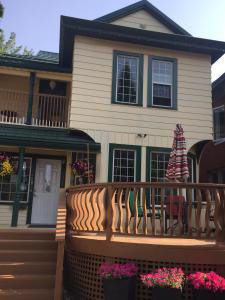 une maison avec une clôture en bois devant elle dans l'établissement Ellis House Bed & Breakfast, à Niagara Falls