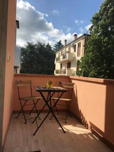 a table and chairs on the balcony of a building at Il cantuccio in Rapolano Terme