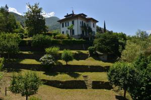 a house in the middle of a garden at Villa Poletti in Bellagio