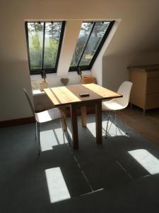 - une salle à manger avec une table en bois et 2 chaises dans l'établissement The Suite at Scarbuie, à Ballater