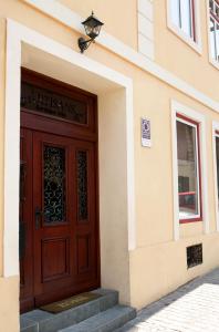 Artisans Boutique Villa في سيبيو: باب لمبنى فيه سلالم