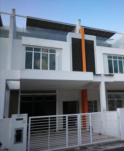 ein großes weißes Haus mit einer Orange in der Unterkunft Happy Holiday home in Balik Pulau