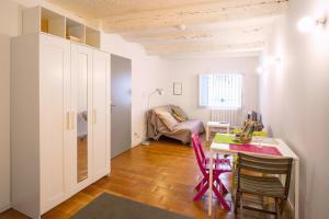イエールにあるBeau Studio à proximité du centre villeの小さなお部屋で、テーブル、椅子、ソファが備わります。