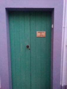 a green door with a sign on it at Apartamento Sirocco in Tarifa +2 photos