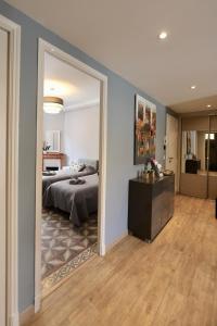 カンヌにある70m2 Apartment - La Roseraieのベッドルーム(ベッド1台、大きな鏡付)