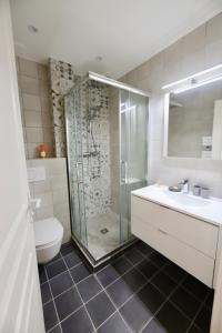 カンヌにある70m2 Apartment - La Roseraieのバスルーム(シャワー、洗面台、トイレ付)