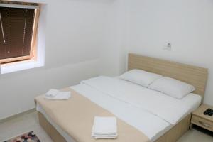 Postel nebo postele na pokoji v ubytování Hotel Old Konak
