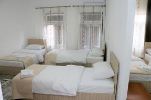 Postel nebo postele na pokoji v ubytování Hotel Old Konak