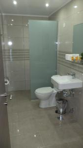 ein Badezimmer mit Toilette und Waschbecken in der Unterkunft Euro Park Hotel in Astris + 64 Fotos