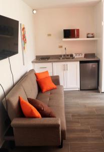 a living room with a couch and a kitchen at Super Ubicacion in Guatemala