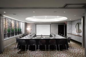 バンクーバーにあるOPUS Vancouverの会議室(長いテーブルと椅子付)