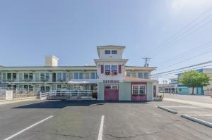 un aparcamiento vacío frente a un edificio en Marlane Motel, en Wildwood