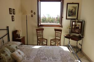 カヴァ・ダリーガにあるCountry Houseのベッドルーム1室(ベッド1台、窓、椅子付)