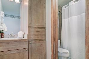 Ένα μπάνιο στο Vs436H Village Square Hotel Room