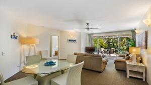 Khu vực ghế ngồi tại Park Cove Apartments