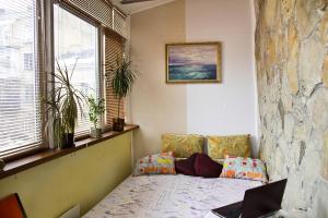 En eller flere senge i et værelse på Hostel Kyiv-Art